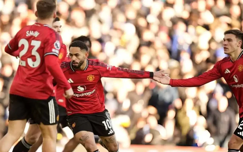 التعثرات مستمرة.. مانشستر يونايتد يتعادل مع ليدز في الدوري الإنجليزي